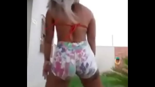 a safada rebolando sua bunda gostosa
