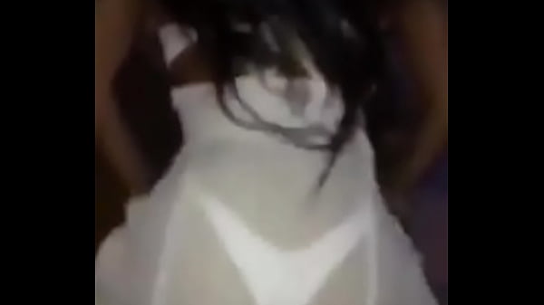 Minha mae dan&ccedil;ando de camisola