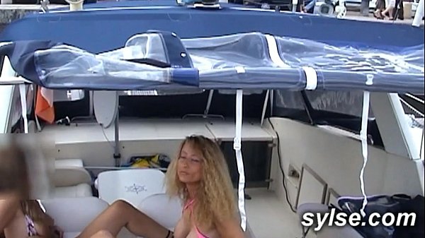 Download Video - Exhib strapon au port et partouze au restau entre MILFs