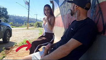 Download Video - Punheta arriscada para estranha no ponto de &ocirc;nibus em p&uacute;blico&excl;