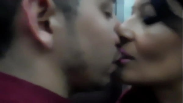 Korte kus in de donkere kamer - Verliefde knuffels