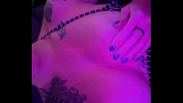 Lola Maverick pulls out big tits in car wash