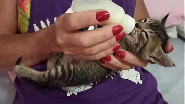 GATINHA NOVINHA MAMANDO GOSTOSO COM VONTADE AT&Eacute; FICAR CHEIA DE LEITE.