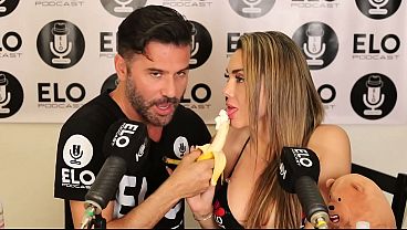 La hermosa modelo se come toda la banana con cremita