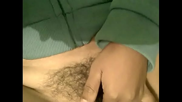 Peluda se masturba para su novio mientras escuc...