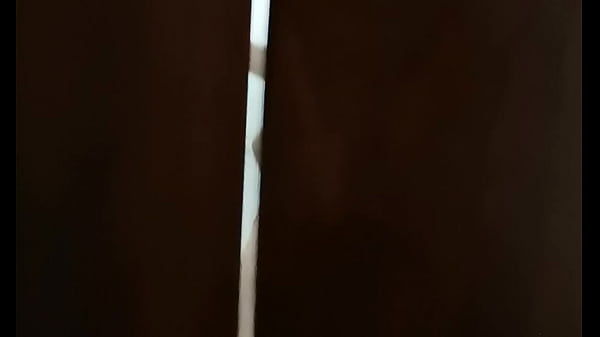 Quay lén trai có vợ 2 con tắm