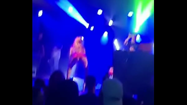 Prostituta de Paranapanema sp se exibindo no baile do Pedrinho