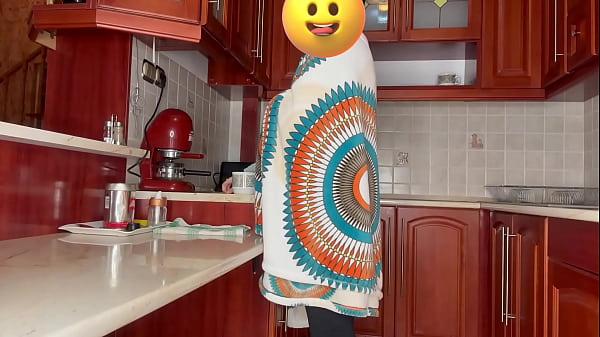 la mia sorellastra prepara il t&egrave; in cucina, poi si masturba e ha un orgasmo babe