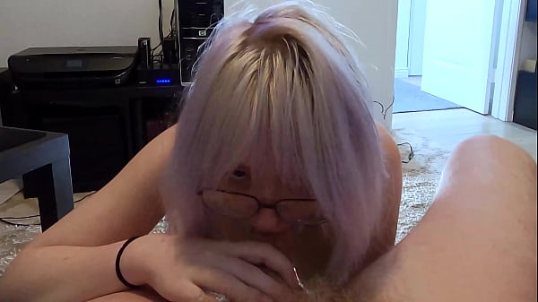 Annie Archer sucks gamer cock
