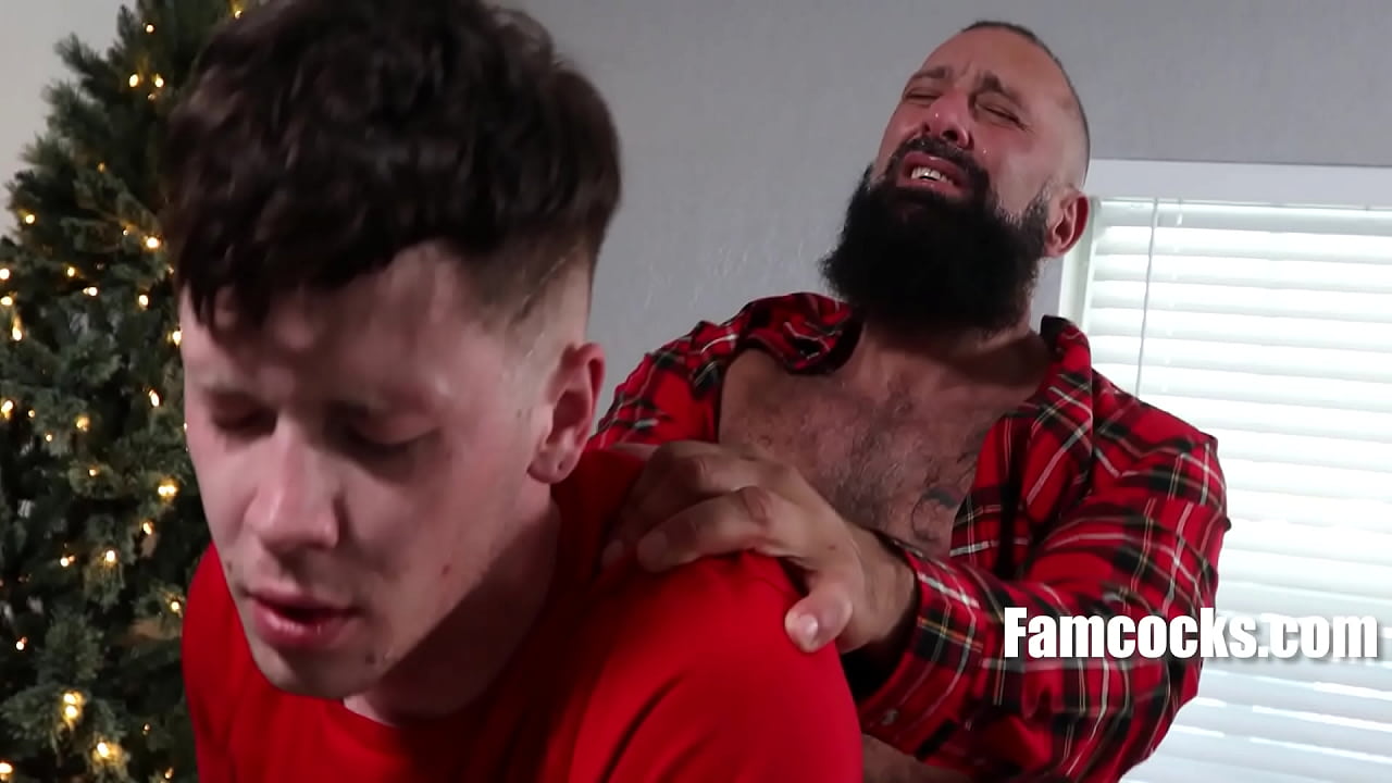 Sentirme triste durante la temporada navideña cambia cuando me follo a mi hijastro
                    anal blowjob christmas stepfather stepdad dilf stepson gay anal taboo gay porn alex tikas damian rose muchos negros