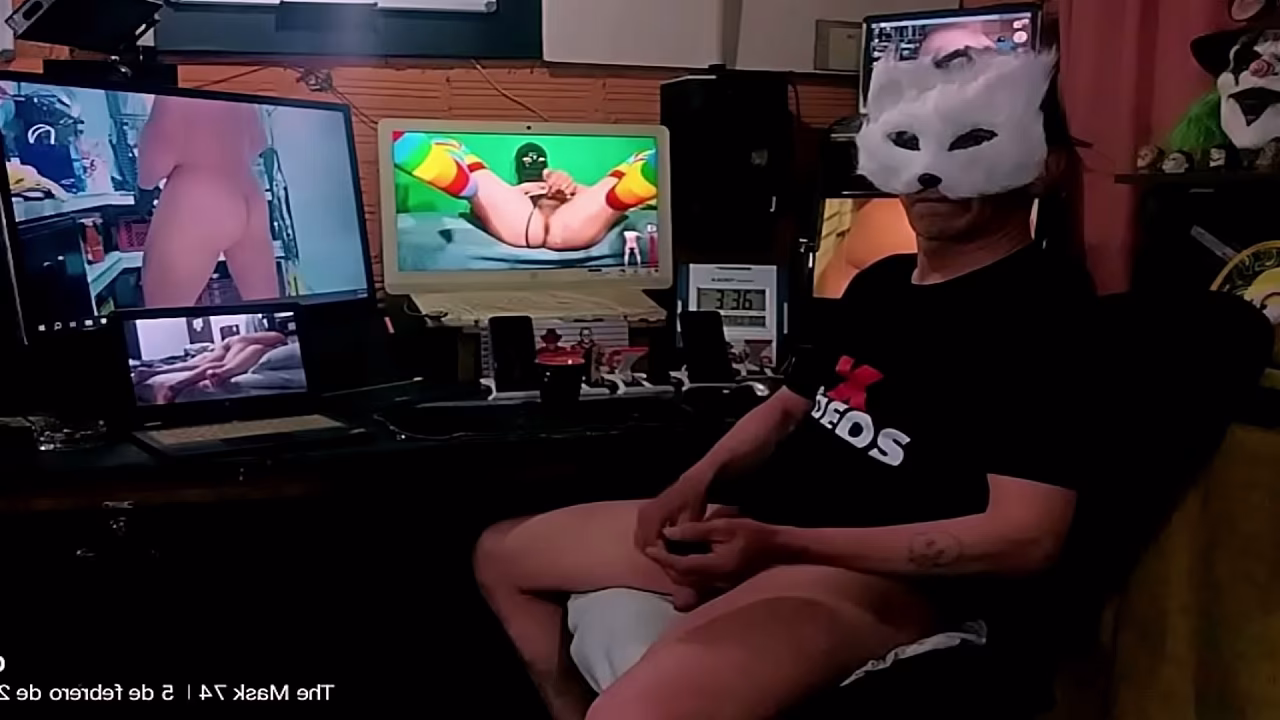 en el escritorio con mascara de gatito