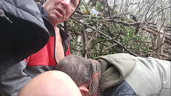 Download Video - Tiergarten Obdachlosen blasen lassen