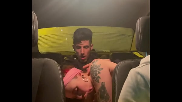 amigos follando en un taxi al regresar de fiest...