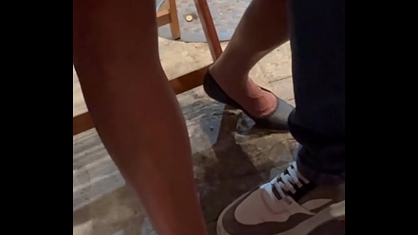 Hotwife exibicionista: Belinha tirou a calcinha no bar lotada...Ela provocou o amante em pleno samba, enquanto o corno registrava cada detalhe!