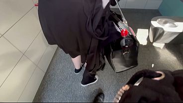 見知らぬ男が公園のトイレで私を（危険！）