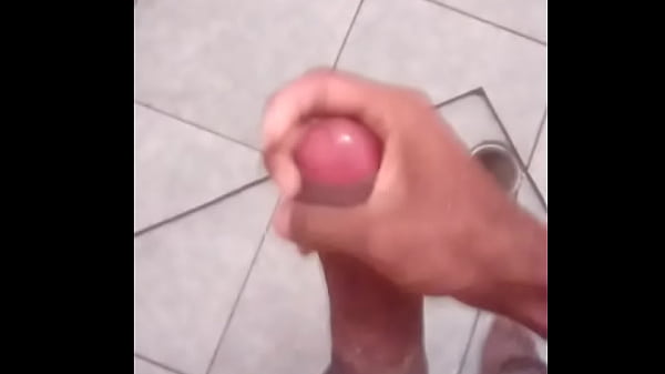 Magrelo novinho virgem gozando no chuveiro