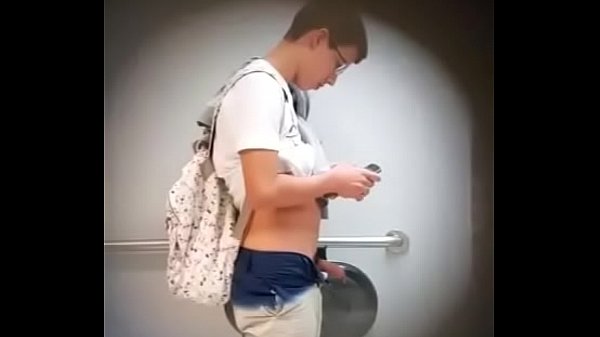 Download Video - Branquinho gostoso mijando e batendo uma &lpar;sem gozada&rpar;