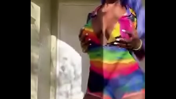 Negra Gostosa Rebolando A Bunda e os Peitos Grandes