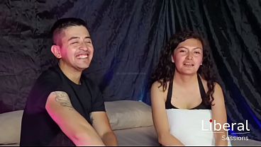 Se follan a su novia por dos chicos, el no resiste y se une para cogerla