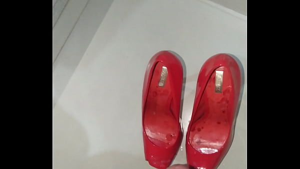 Download Video - Usando scarpin e dando uma super gozada no Peep toe Schutz vermelho da namorada