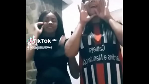 Mãe e filha Dançando Funk