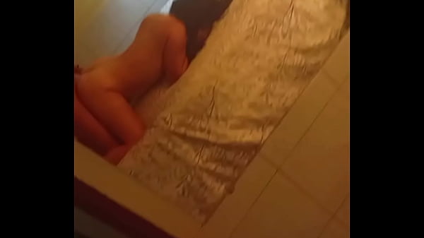 La conozco en una discoteca y la llevo a la cama.