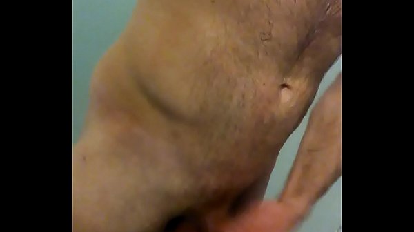 Download Video - Gostoso do peito peludinho batendo punheta tomando banho na academia