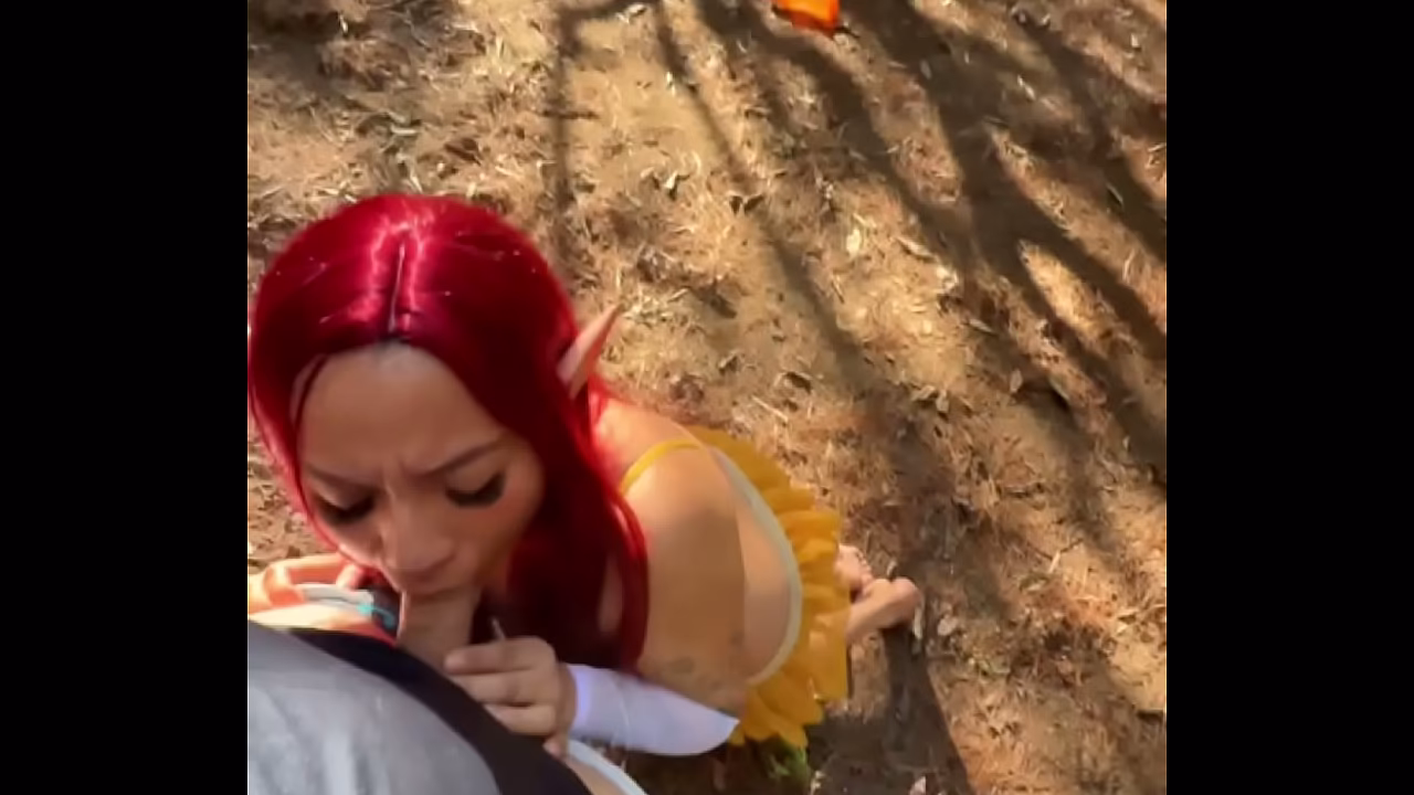 Elfa se coge a un campista en el bosque