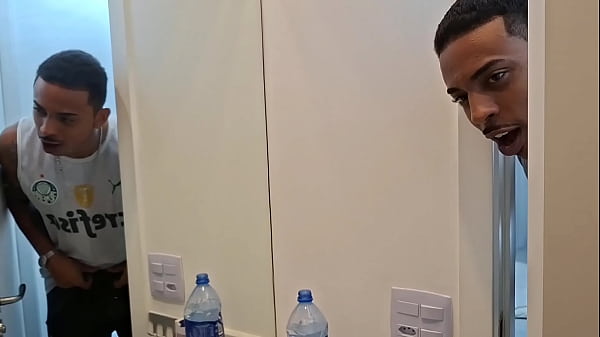 Download Video - Cunhada gostosa estava tomando banho vi ela toda peladinha