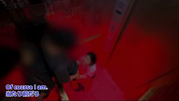 [Thank you blowjob from a female friend] Creampie on the escalator