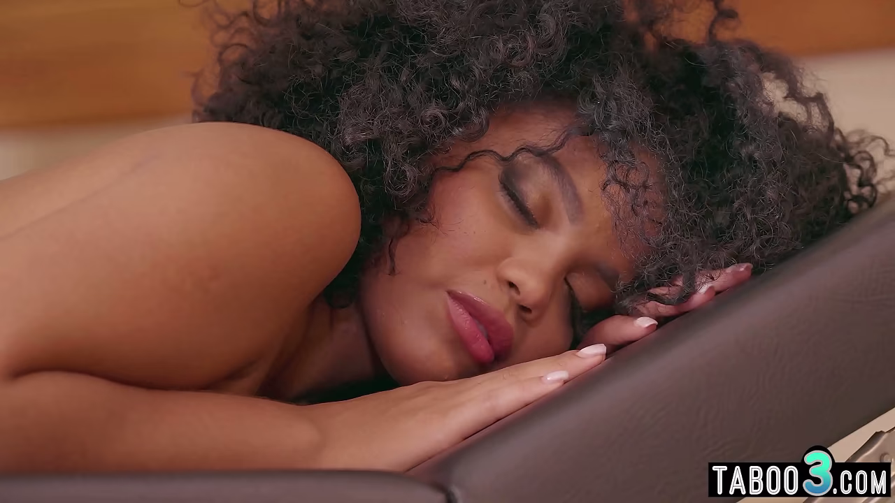 Hairy ebony teen Selva Lapiedra needs relaxing massage on two big dicks