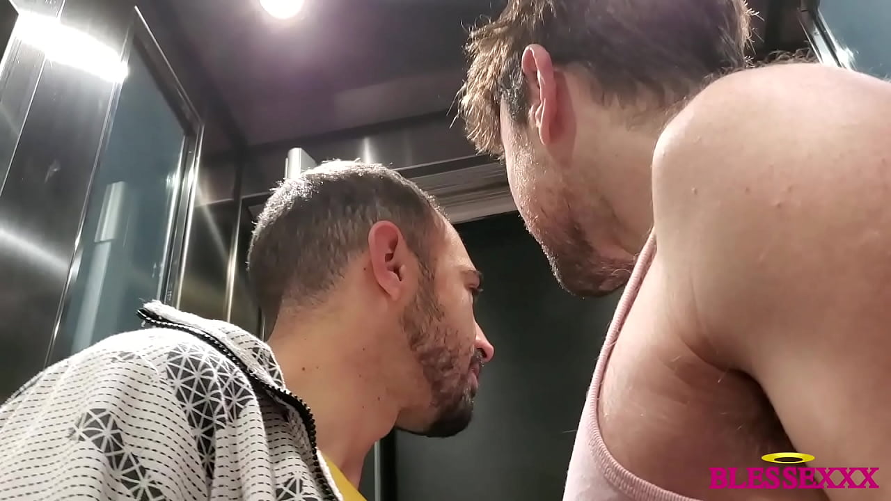 Me encuentro con mi vecina en el ascensor - Drew Dixon & Koldo Goran
                    blowjob spanish gay neighbor bareback english koldo goran drew dixon muchos negros