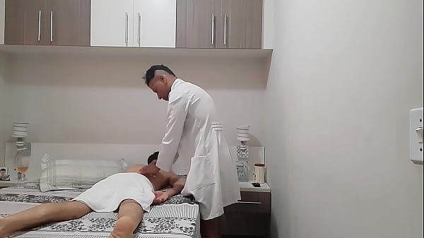 MASSAGEM TANTRICA NO H&Eacute;TERO, ENQUANTO ISSO A ES...