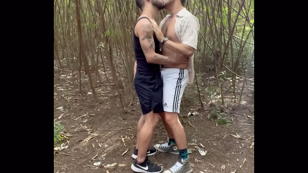 TATUADO PENTELHUDO SE PEGARAM NO TERRENO ABANDADO