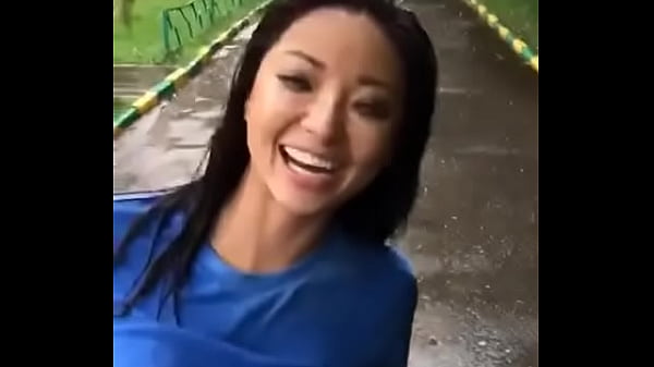 Asiatique Marche Et Seins Clignotants