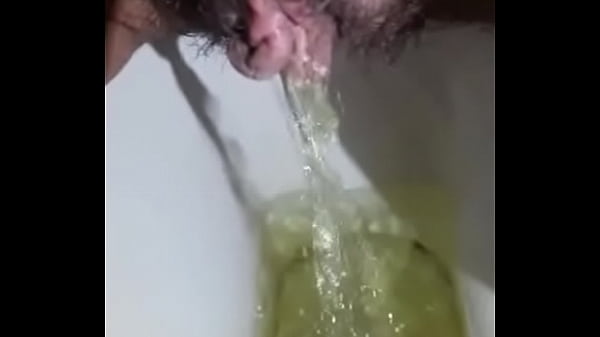 Indian Desi pissing