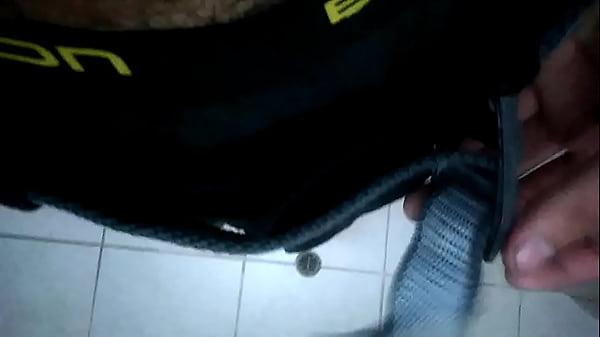 Mostrando pene en el baño