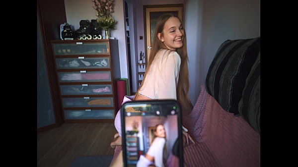 Mira Shark - Hermanastra sexy pide ayuda para ar fotos eróticas para su novio