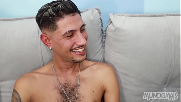 Download Video - Sentando nos 23 cent&iacute;metros de piroca do meu amigo&excl;