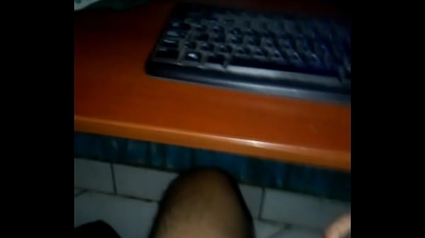 Una Pajita Casual aprovechando La Cabina Privad...