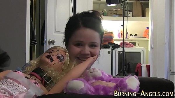 Pretty alt slut rubs cunt