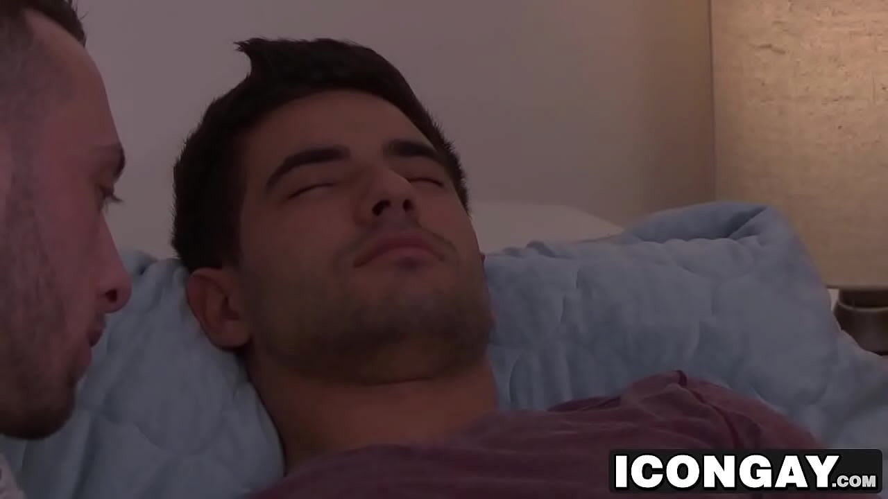 Billie Ramos le muestra al heterosexual Vadim las emociones del sexo gay.
                    anal blowjob doggystyle rimming big cock ridding icongay muscular guys muchos negros