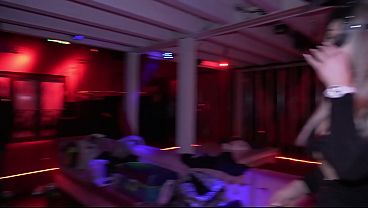 Behind the scenes, Hot blonde and Brunette get ...