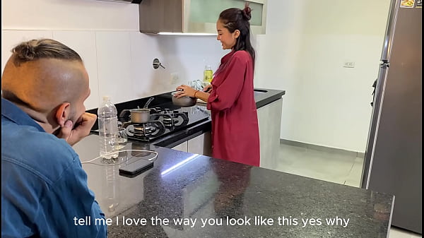 Mi novio me da una rica mamada de co&ntilde;o en la cocina y luego me mete su rica verga-FULL VIDEO