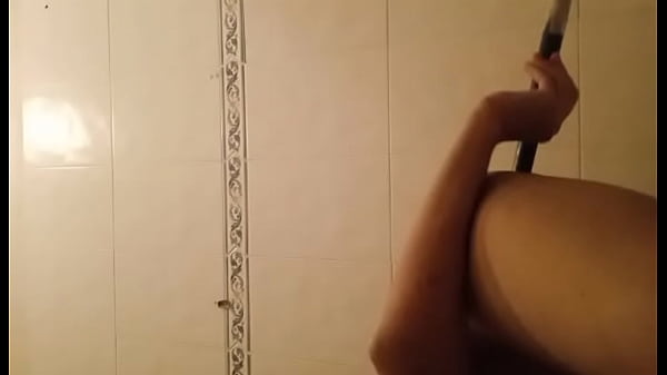 Femboy behatol a seggébe egy tárggyal