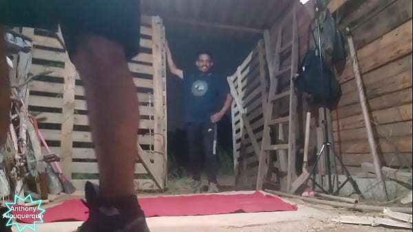 Download Video - Peguei meu prim0 de quatro no celeiro