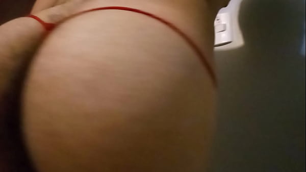 Putito en tanga roja