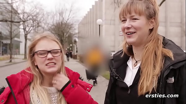 Download Video - Ersties&colon; Studentinnen mit R&ouml;cken haben Spa&szlig; im Seminarraum