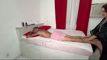 Mi esposo me pilló dándole un masaje a su amigo... y se quedó.
                   Mi esposo me pilló dándole un masaje a su amigo... y se quedó. muchos negros