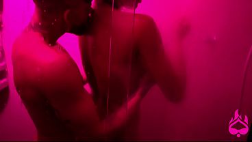 毛深い彼女がシャワーの中でインディーズ音楽を聴きながらオーラルセックスをしてくれた